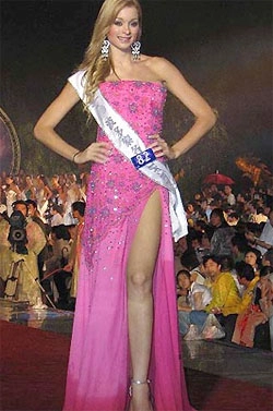 Hoa hậu puerto rico giành giải trang phục dạ hội