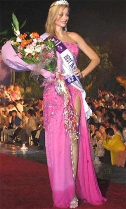 Hoa hậu puerto rico giành giải trang phục dạ hội
