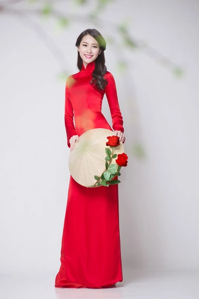 Hoa hậu thu thảo dịu dàng cùng áo dài và hoa