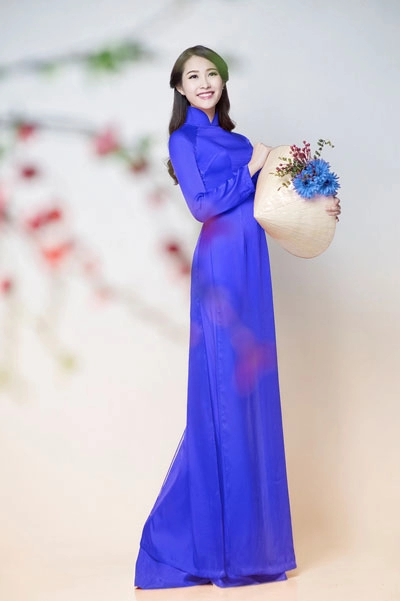 Hoa hậu thu thảo dịu dàng cùng áo dài và hoa