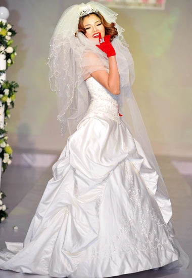Hoa hậu thùy dung diện áo cưới cách điệu