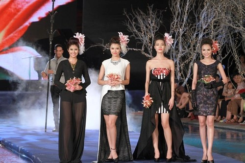 Hoa hậu thùy dung trình diễn catwalk