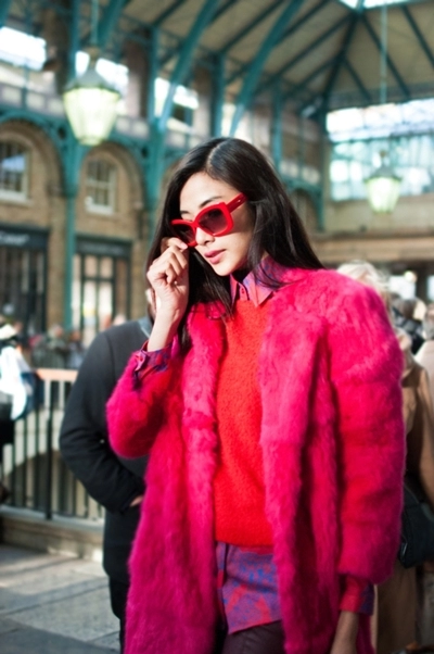 Hoàng thùy hồng rực trên đường phố london