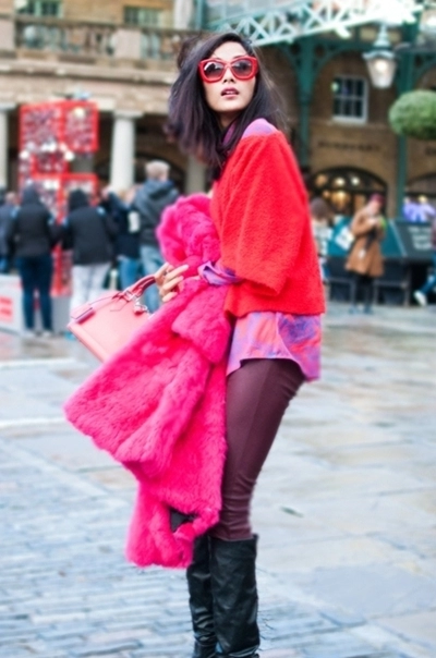Hoàng thùy hồng rực trên đường phố london