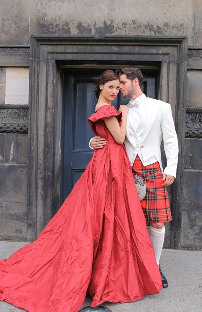 Hoàng yến diện váy cưới bên chú rể người scotland