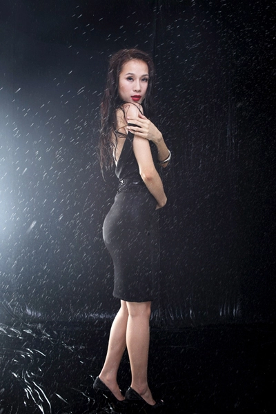 Hot girl quyến rũ cùng umbrella and rain