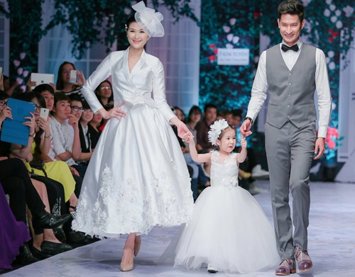 Huy khánh hôn vợ trên sàn catwalk