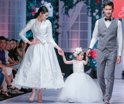 Huy khánh hôn vợ trên sàn catwalk