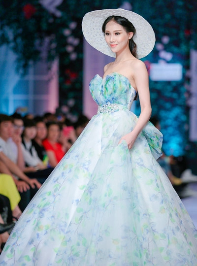 Huy khánh hôn vợ trên sàn catwalk