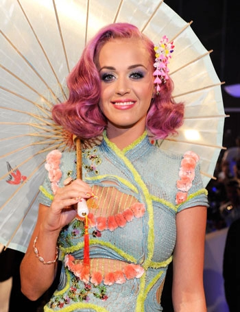 Katy perry hóa tắc kè hoa với các màu tóc nhuộm