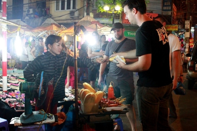 Khách tây thích thú mua sắm ở chợ đêm phố cổ hà nội