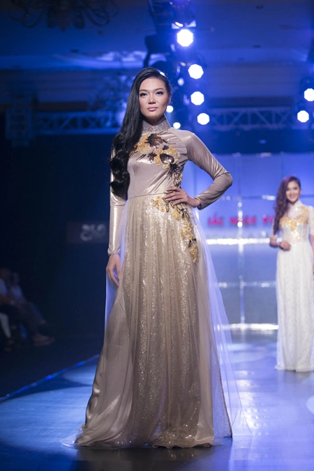 Khánh my kiêu sa trên sàn catwalk