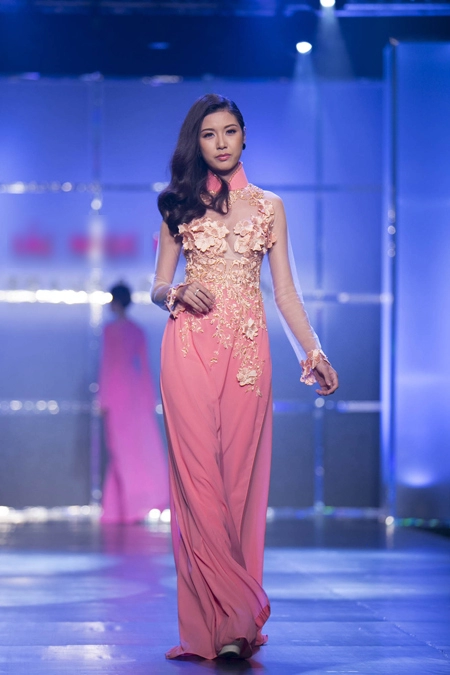 Khánh my kiêu sa trên sàn catwalk