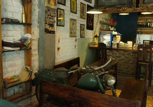 Không gian xưa cũ trong quán cà phê xí nghiệp