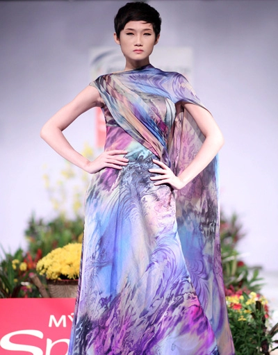 Kim dung cầm tay bạn trai chung thục quyên catwalk