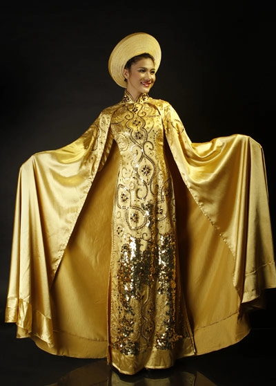 Kim dung mang áo dài vàng thi siêu mẫu châu á