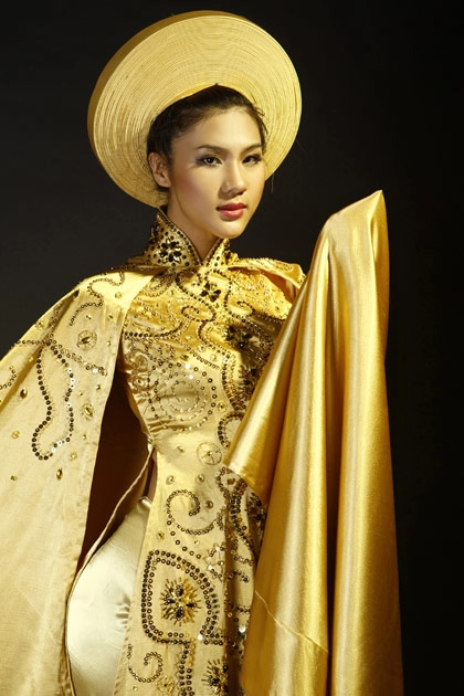 Kim dung mang áo dài vàng thi siêu mẫu châu á