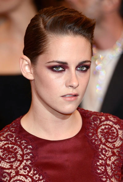 Kristen stewart sáng tạo với cách tán mắt khói