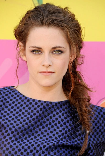 Kristen stewart sáng tạo với cách tán mắt khói