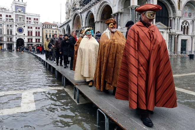 Lễ hội hóa trang venice diễn ra giữa biển nước