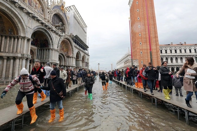 Lễ hội hóa trang venice diễn ra giữa biển nước