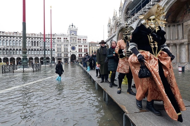 Lễ hội hóa trang venice diễn ra giữa biển nước