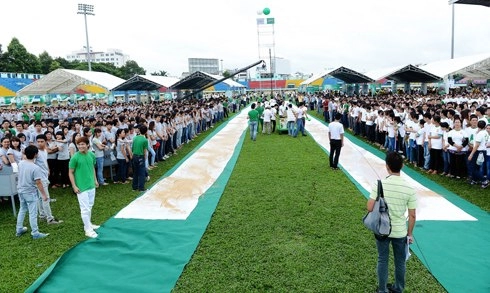 Linh nga khéo chọn váy hoa