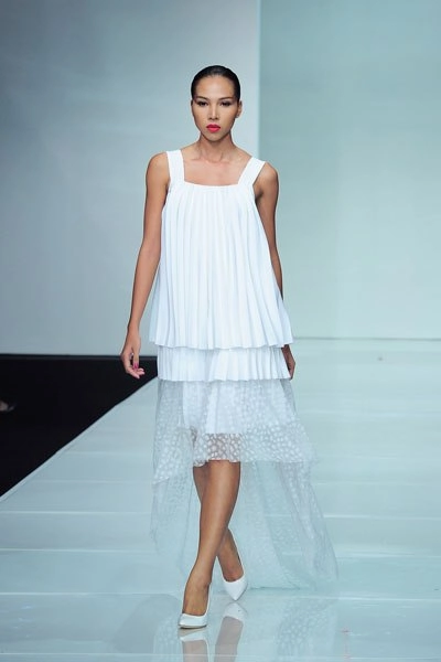 Linh nga mặc váy trắng catwalk