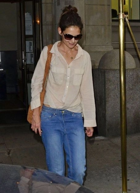 Mặc đồ ra phố xấu như katie holmes