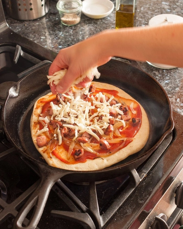Mách bạn một cách làm bánh pizza bằng chảo siêu đơn giản