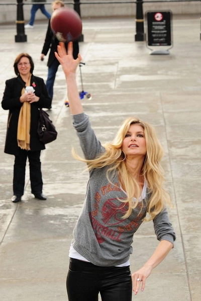 Marisa miller yêu kiều trong nắng vàng london