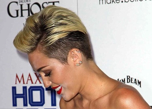 Miley cyrus mắc lỗi trang điểm