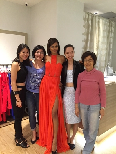 Mỹ nhân singapore diện váy của nhà thiết kế việt ở miss universe