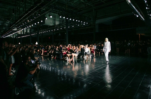 New york fashion week níu kéo nhà thiết kế với hai điểm tổ chức