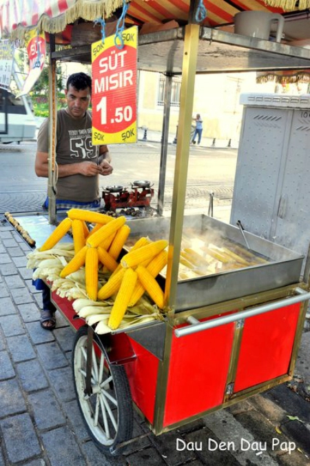 Ngô luộc và hạt dẻ nướng tại thiên đường ẩm thực istanbul