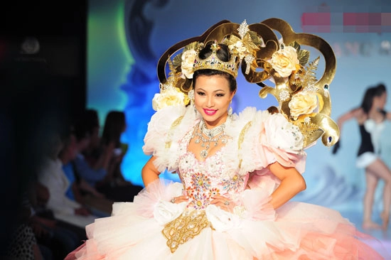 Ngô mỹ uyên làm nữ hoàng trên sàn catwalk