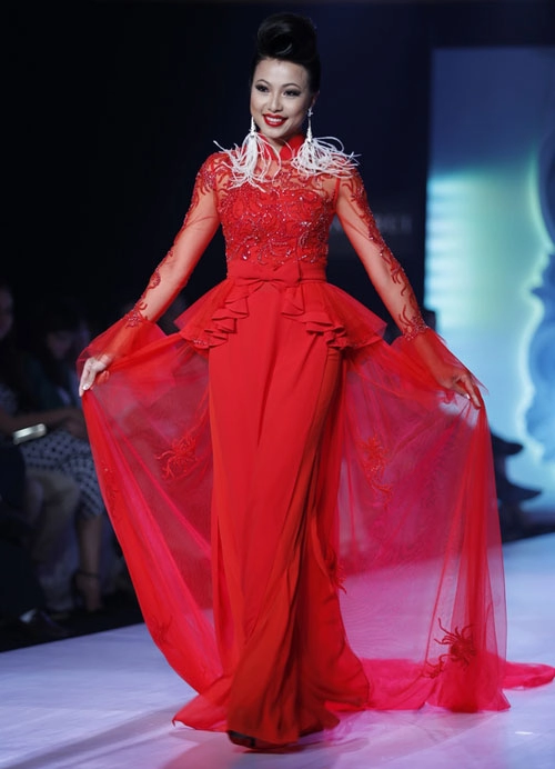 Ngô mỹ uyên làm nữ hoàng trên sàn catwalk