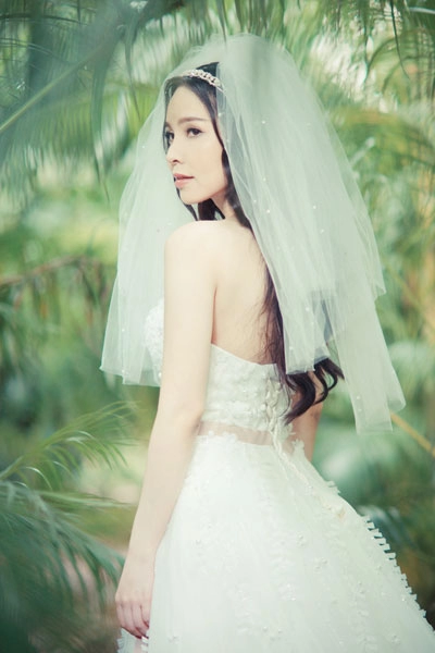 Ngọc bích mơ màng trong váy cưới