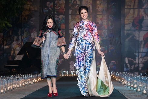 Ngọc hân nắm tay thanh lam trên sàn catwalk