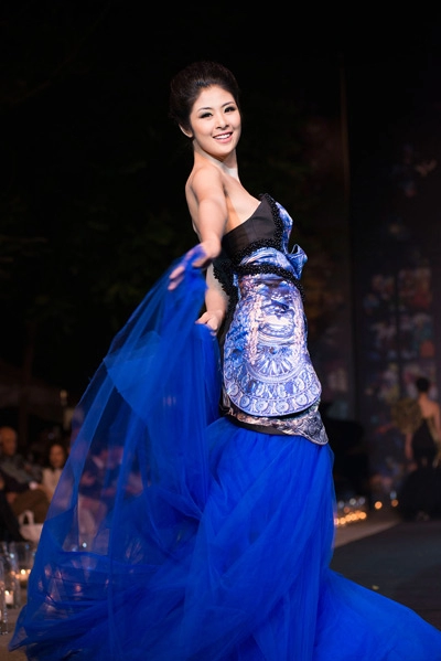 Ngọc hân nắm tay thanh lam trên sàn catwalk