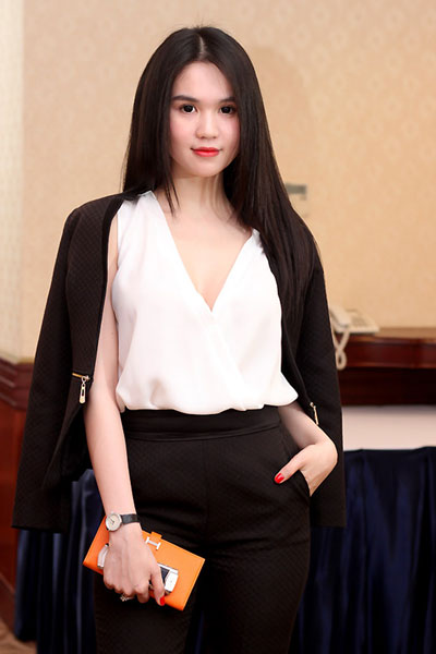 Ngọc trinh diện vest lịch lãm