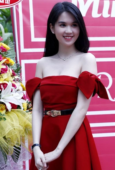 Ngọc trinh xinh xắn trong váy đỏ rực
