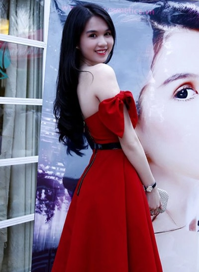 Ngọc trinh xinh xắn trong váy đỏ rực