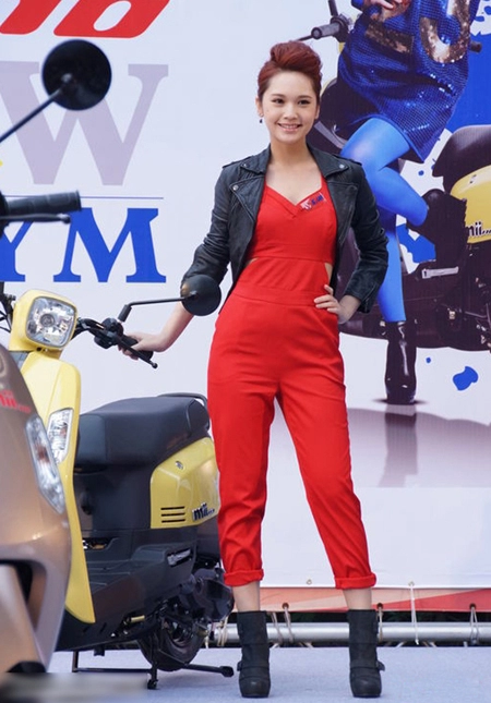 Người đẹp gốc hoa cuốn hút với các kiểu jumpsuit