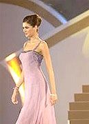 Người đẹp hoàn vũ 2005 trình diễn thời trang