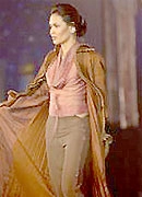 Người đẹp hoàn vũ 2005 trình diễn thời trang