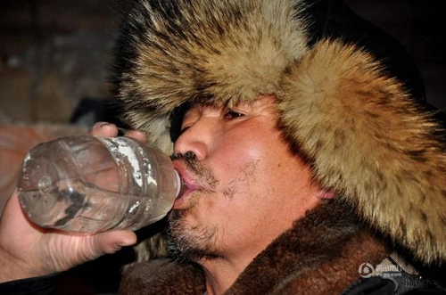 Người dựng hầm uống rượu sống cô độc giữa bắc cực trung quốc