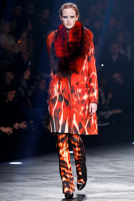 Người mẫu catwalk quanh vòng lửa ở show roberto cavalli