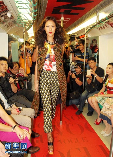 Người mẫu đài diễn thời trang trên tàu điện ngầm