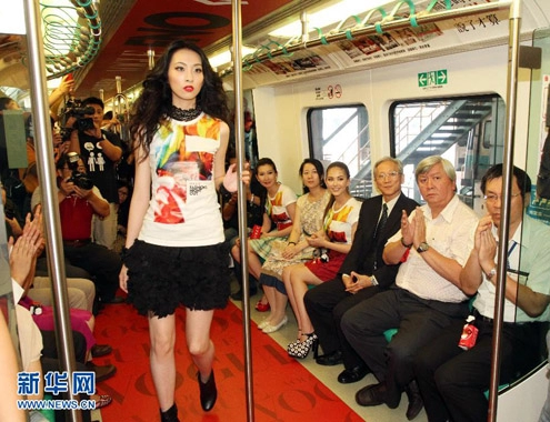 Người mẫu đài diễn thời trang trên tàu điện ngầm